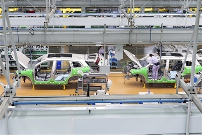 賽力斯鳳凰智慧工廠工人正在裝配汽車。記者 孫凱芳 攝